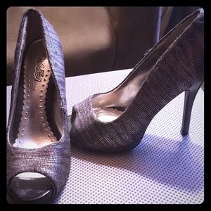 Open toe pumps